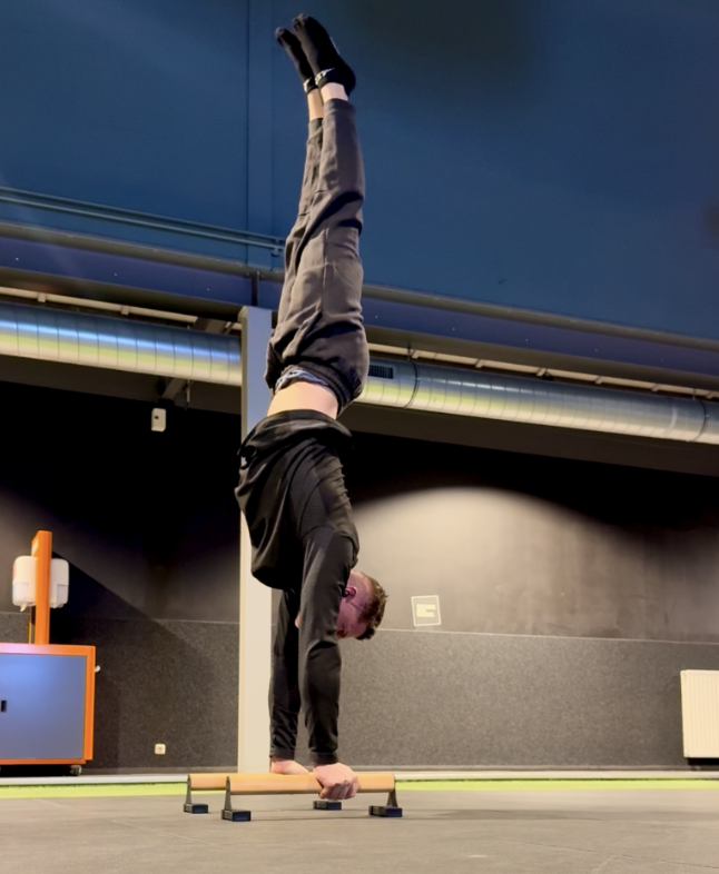 Handstand — pełna kontrola pozycji na rękach